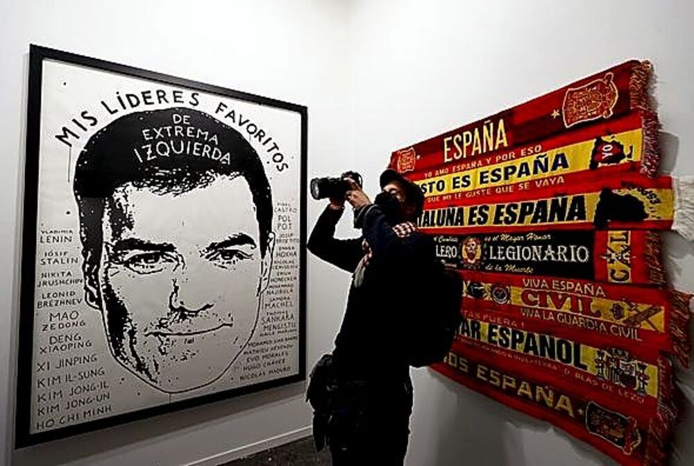 El recinto alberga un retrato de Pedro Sánchez rodeado de nombres de dirigentes.