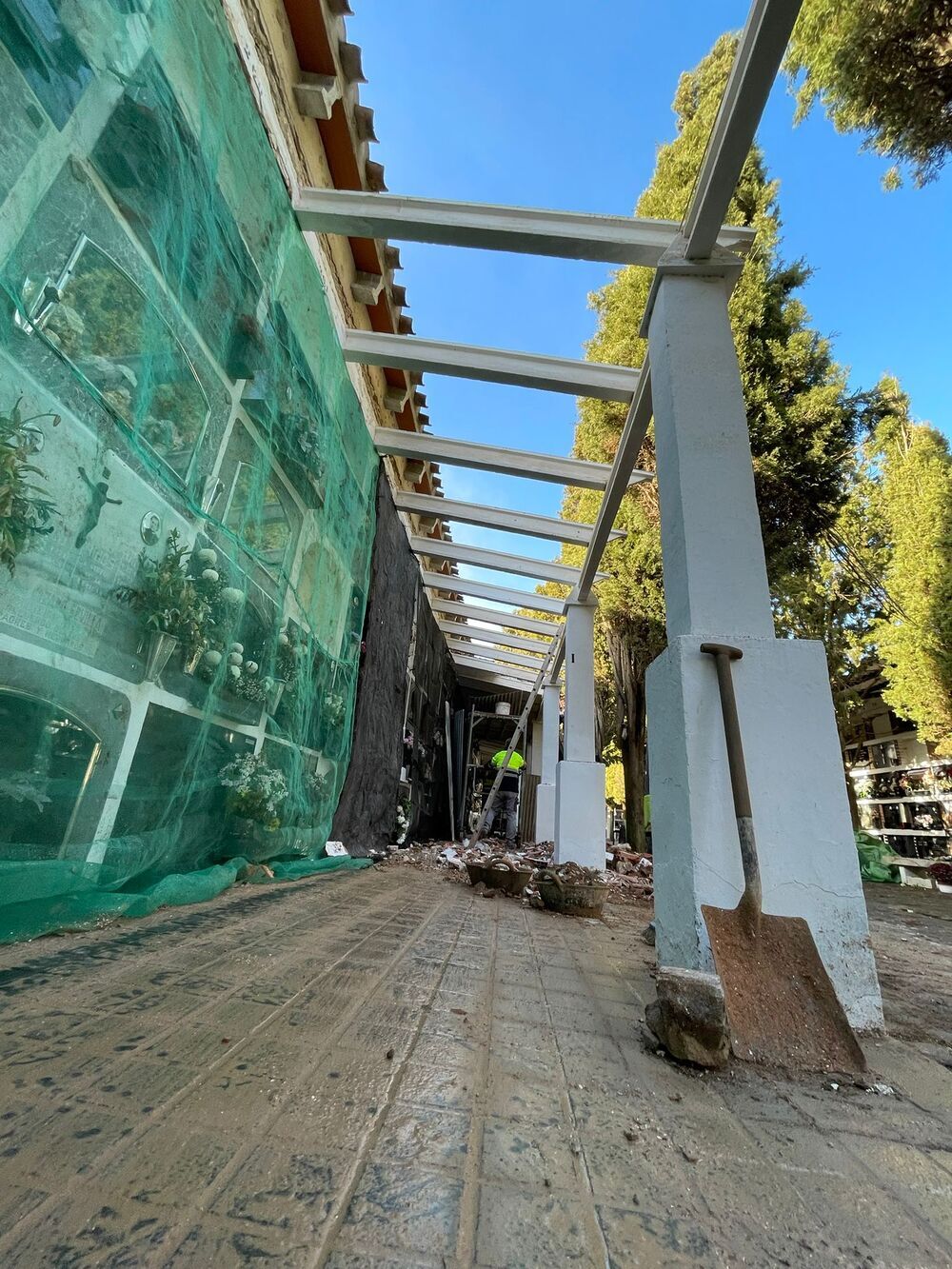Arreglan la antigua techumbre del cementerio de Villarrobledo