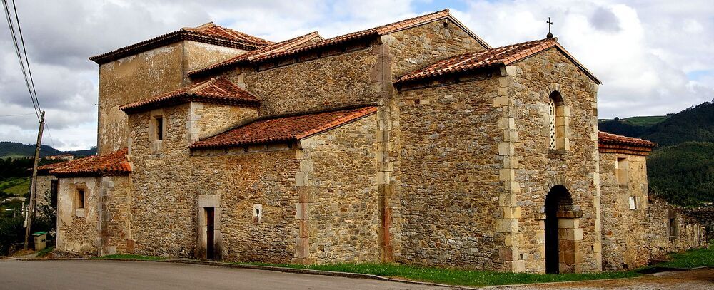 Iglesia de San Juan Evangelista en Santianes (Pravia), uno de los templos prerrománicos más antiguos de Asturias, mandado construir por los Reyes Silo y Adosinda.