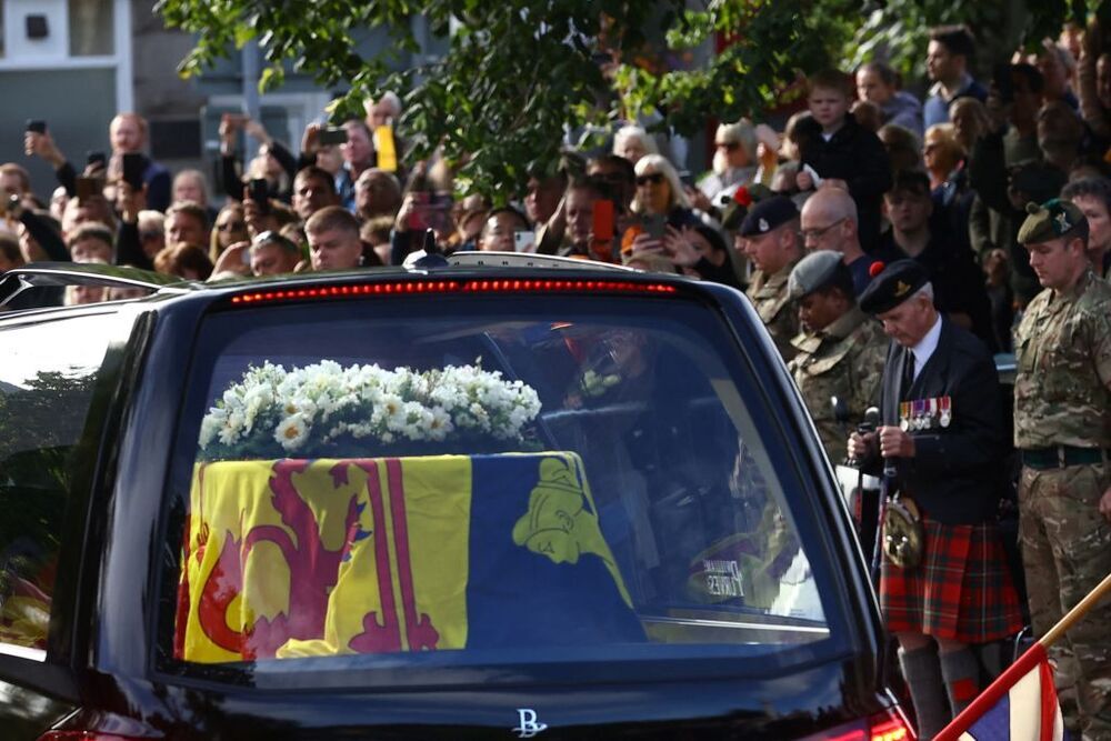 El cortejo fúnebre de Isabel II sale de Balmoral