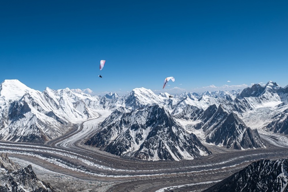 Llorens y De Dorlodot sobrevuelan las montañas del Himalaya.