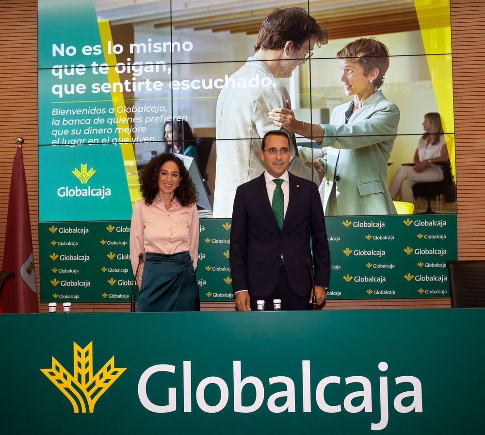 Lucía Mallol y Pedro Palacios, responsable de Comunicación y director general de Globalcaja, respectivamente.