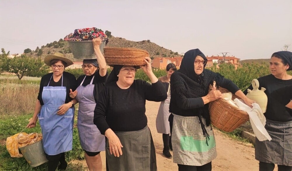 Las mujeres llegando a uno de los lavaderos 