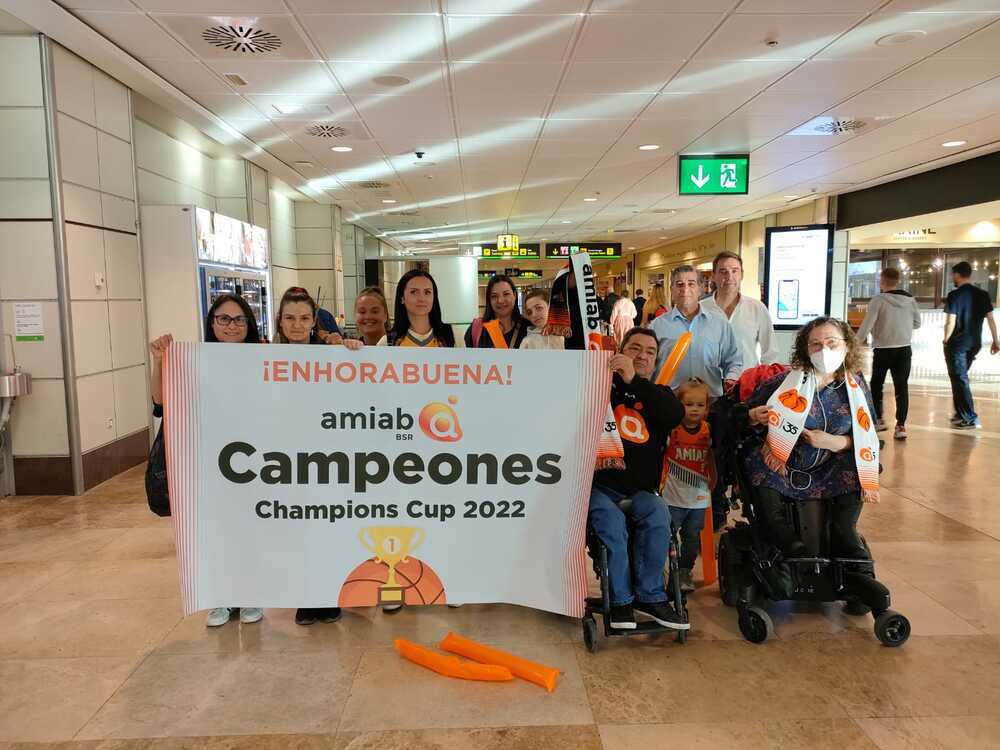Familiares y amigos del BSR Amiab esperaban a la expedición en el Aeropuerto de Barajas.