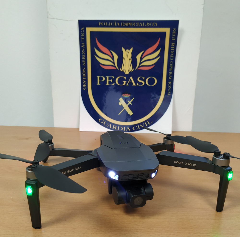 Imagen facilitada por la Guardia Civil del dron interceptado.