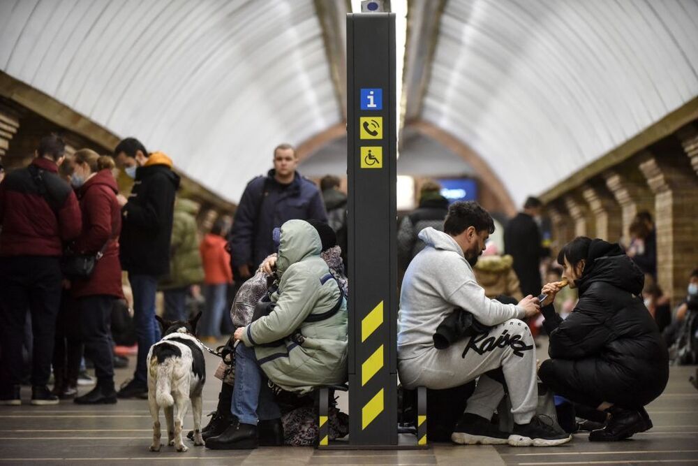 Los ciudadanos de la capital buscan refugio contra las bombas en los pasillos y andenes de metro.