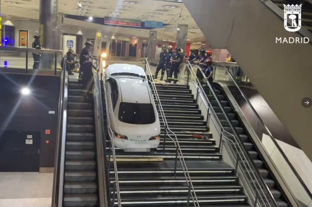 Roba un coche y lo empotra en la estación de viajeros de Madrid