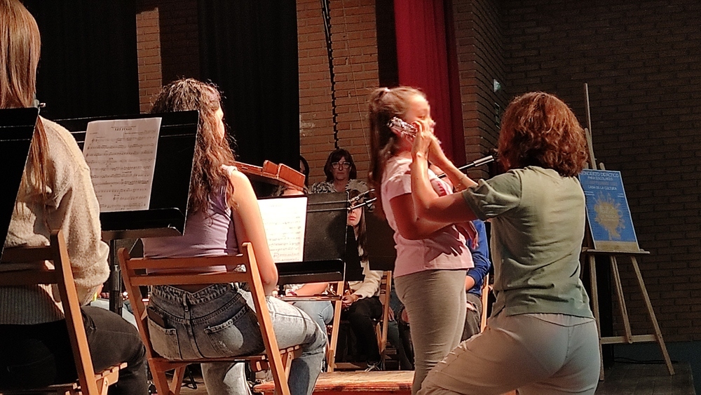 La música atrae a los niños de los colegios de Villarrobledo