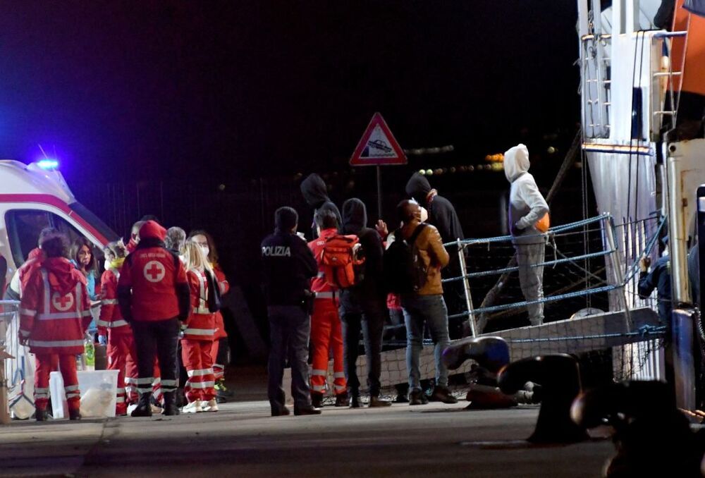 Italia hace un desembarco selectivo en un barco humanitario