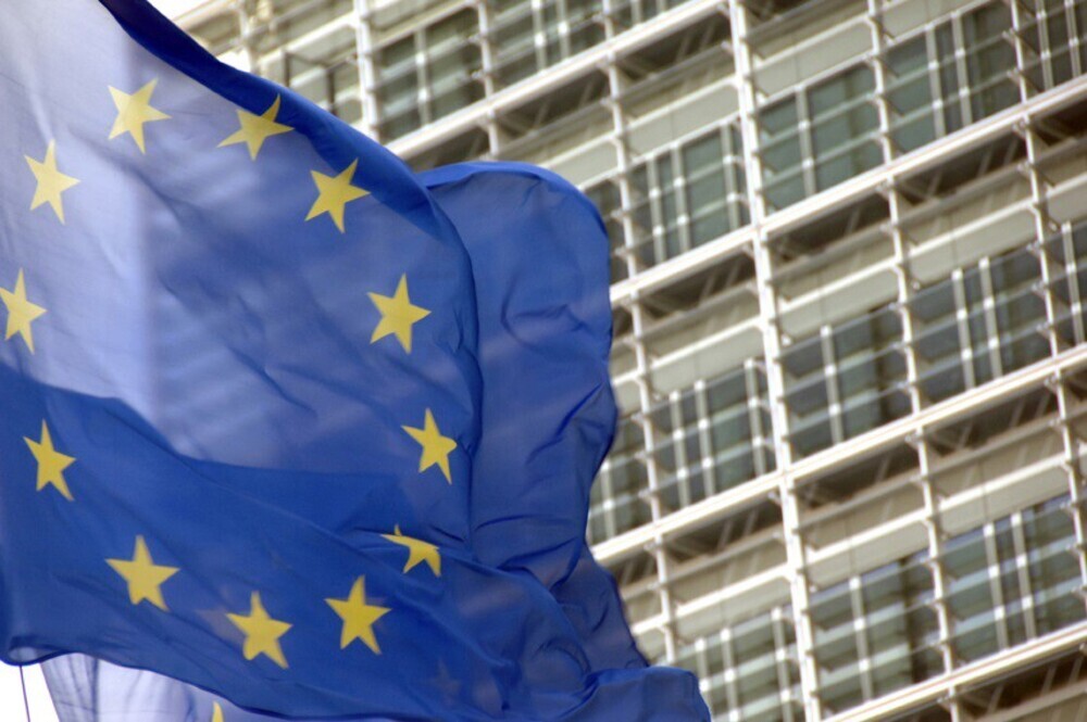 Bandera de la UE frente a la sede de la Comisión Europea