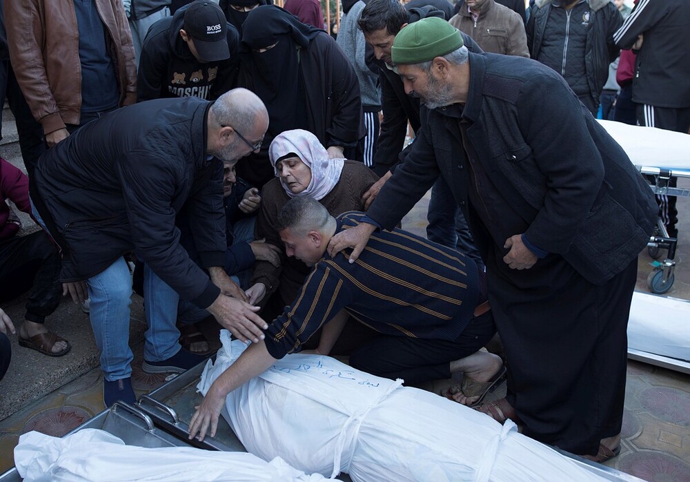Familiares de palestinos muertos durante los ataques aéreos israelíes en el sur de la Franja de Gaza