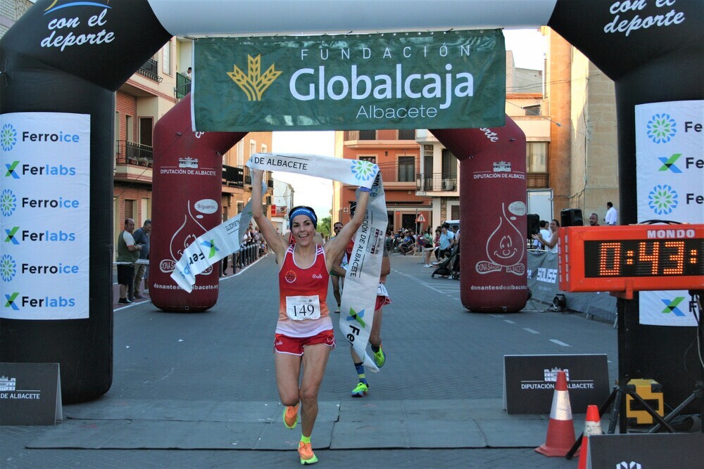 Eva Valero celebra su victoria en Fuente Álamo.