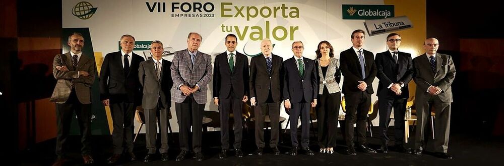 Foto de familia de los intervinientes en el foro organizado por Globalcaja y La Tribuna