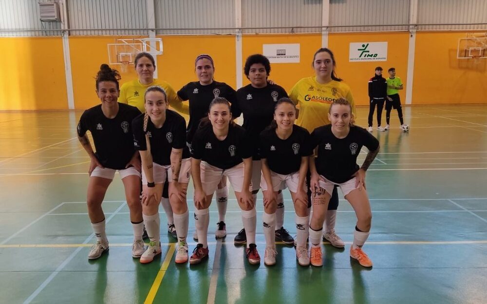 Formación del equipo femenino que consiguió una doble victoria.