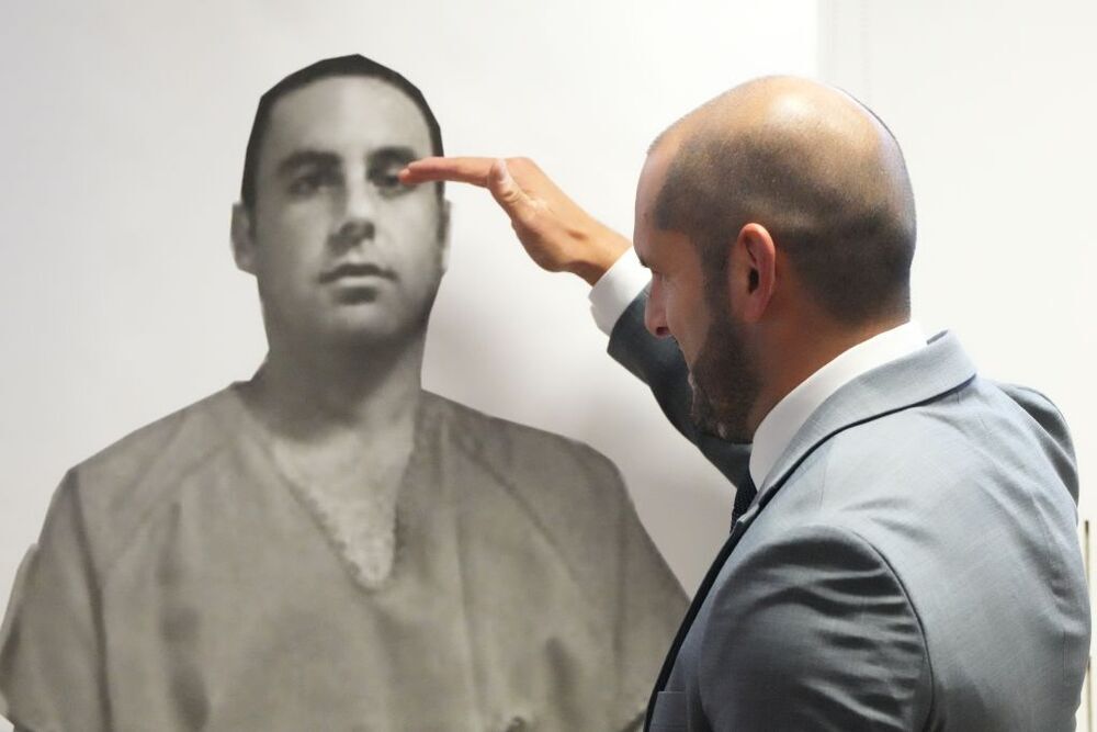 El abogado de Pablo Ibar, Joe Nascimento, con un dibujo del preso vasco.