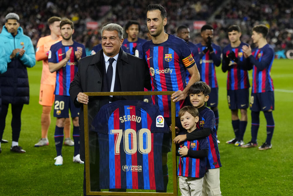 El capitán del Barcelona Sergio Busquets posa con la camiseta conmemorativa de sus 700 partidos en una foto de archivo. 