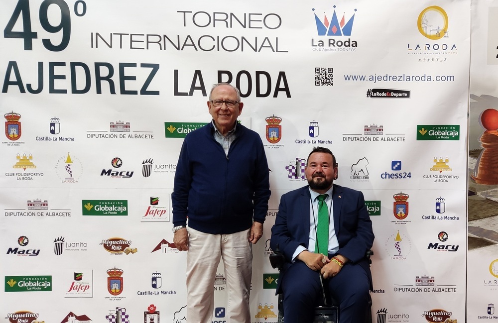 Andrés Martínez, organizador del torneo durante muchísimos años, junto al alcalde de La Roda, Juan Ramón Amores.