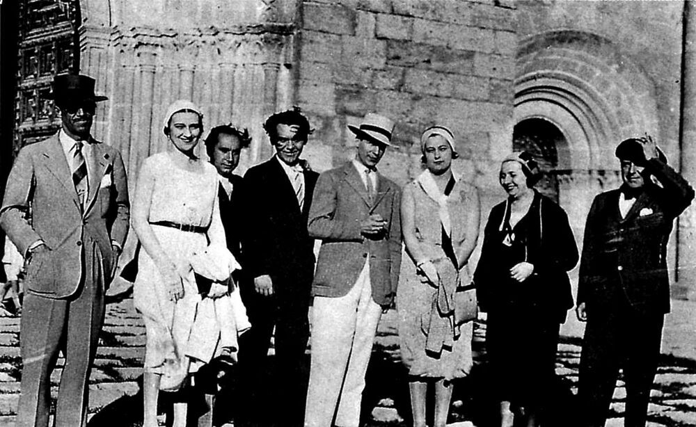 Lorca junto con a su amigo el diplomático chileno Carlos Morla (con sombrero blanco) de paseo por las calles de Sigüenza
