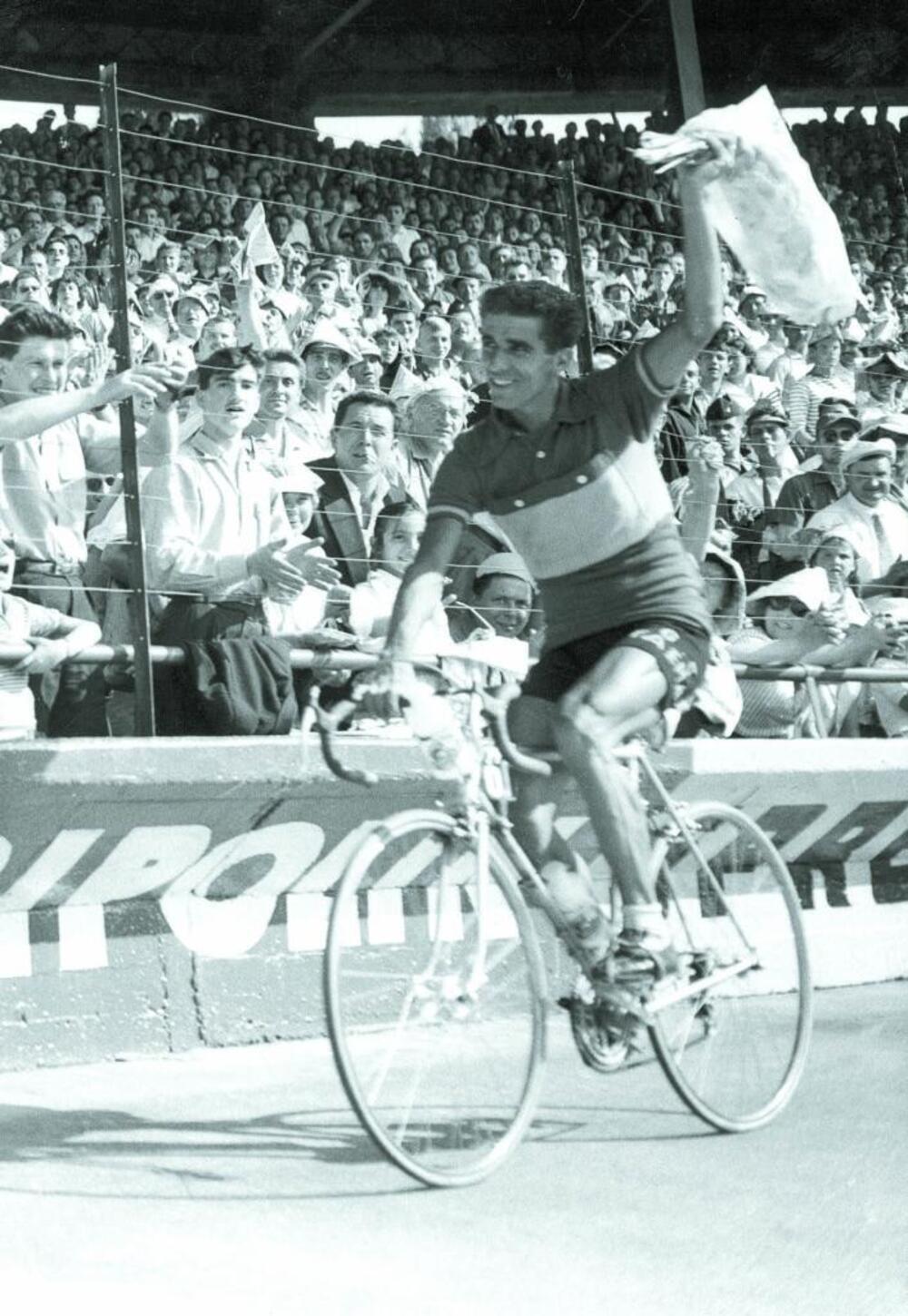 Martín Bahamontes celebra su triunfo en el Tour de Francia en 1959.