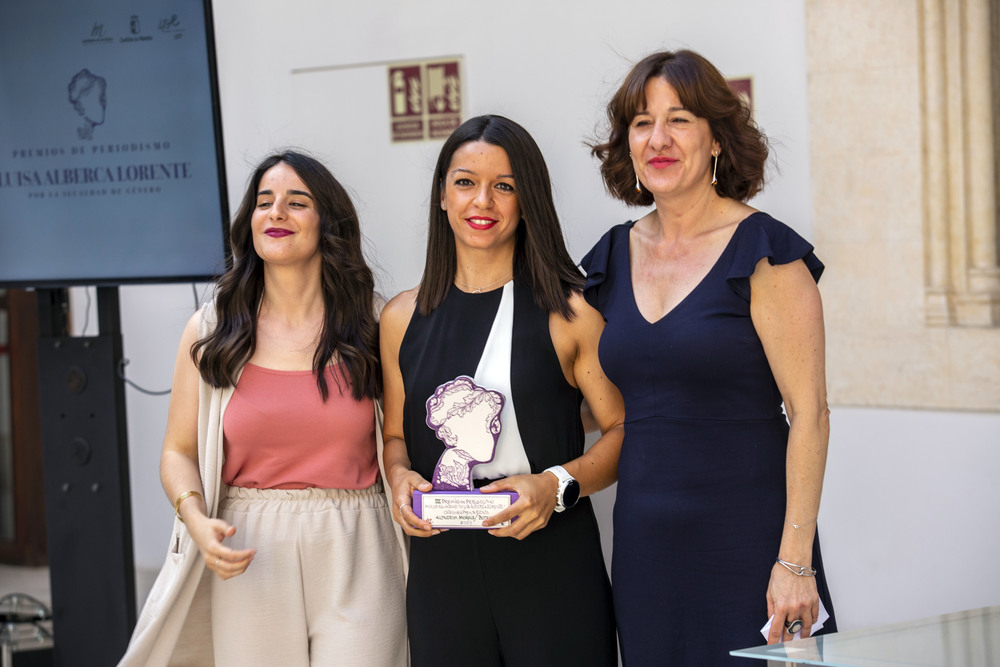 Almudena Morales recibió el premio por el reportaje sobre mujeres escritoras que publicó en La Tribuna.