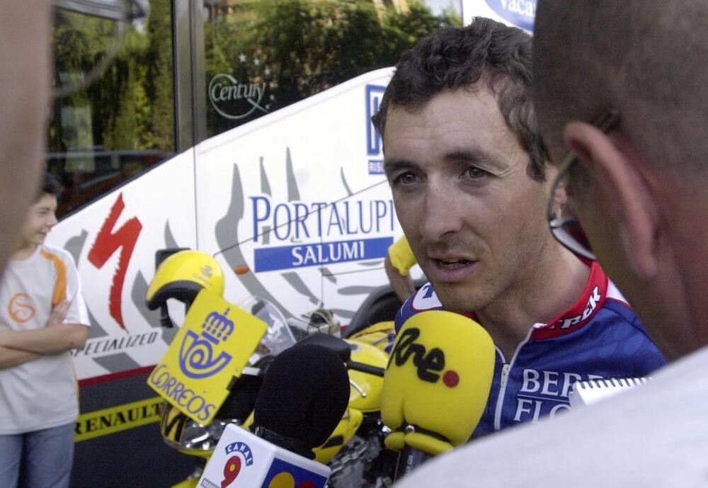 Roberto Heras atiende a los medios tras una etapa de la Vuelta con final en Albacete.