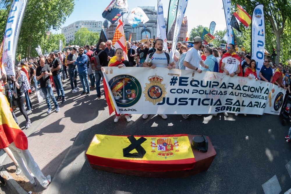 Miles de policías piden igualdad salarial y pensiones 