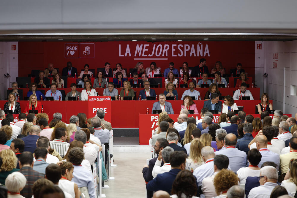 Foto general del Comité Federal del PSOE con Tolón sentada a la izquierda de la imagen.