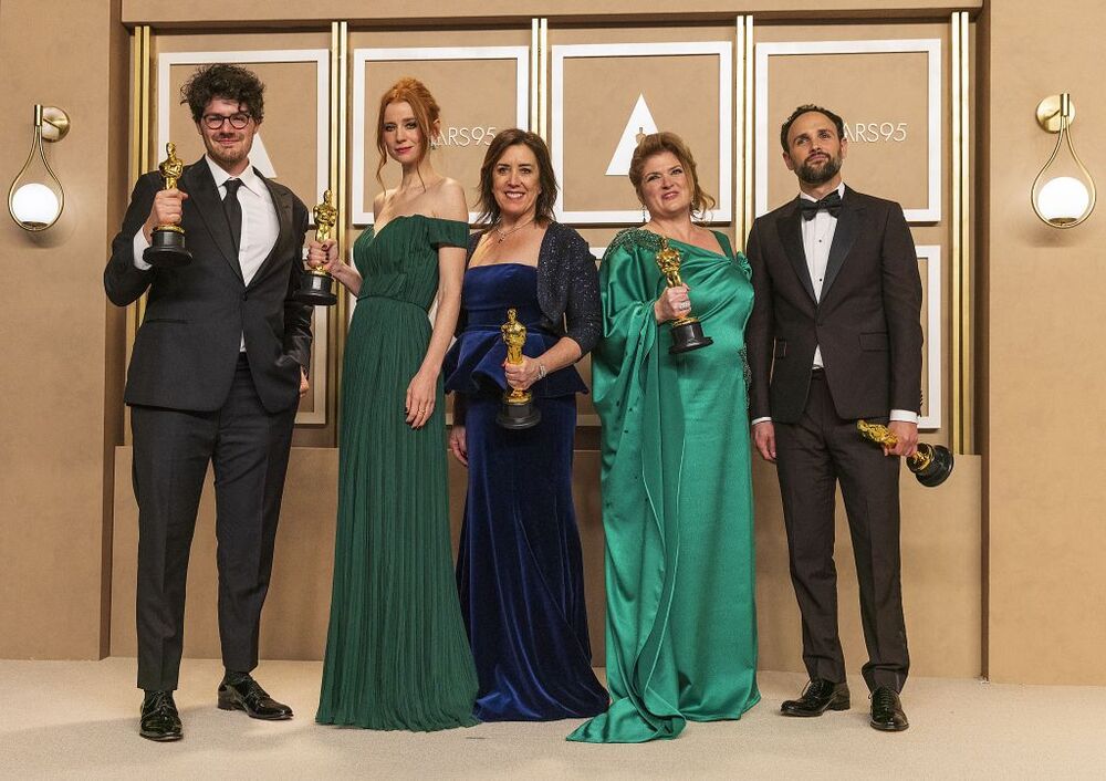 Daniel Roher, Odessa Rae, Diane Becker, Melanie Miller y Shane Boris (de izquierda a derecha) posan con su premio Oscar a la mejor película documental con 