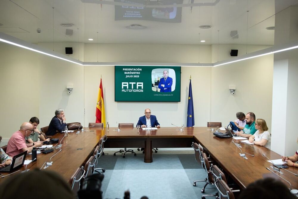 El presidente de la Federación Nacional de Asociaciones de Trabajadores Autónomos (ATA), Lorenzo Amor (c), presenta los principales datos del XVIII Barómetro de ATA