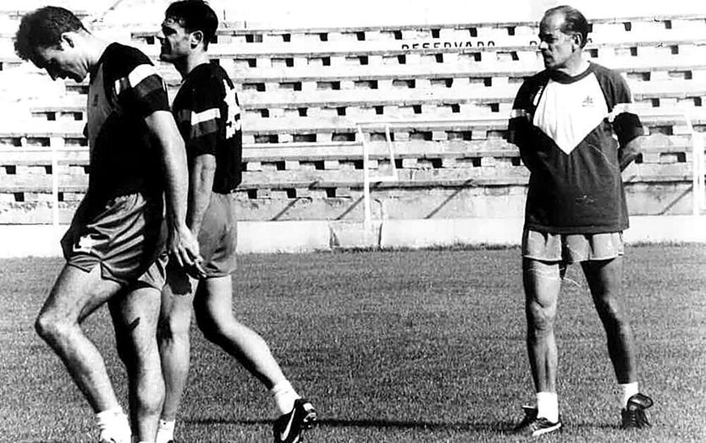 El técnico gallego, durante un entrenamiento del Albacete en el verano de 1994.