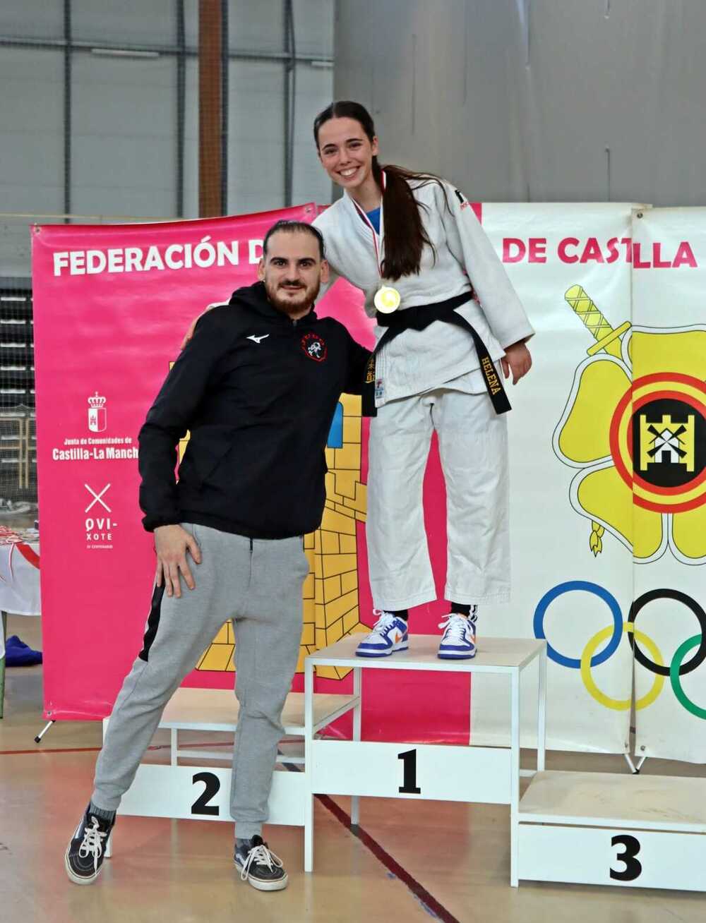 Helena Zamora, con uno de sus entrenadores.
