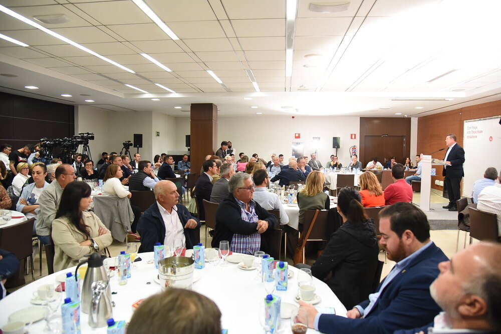 Page celebró un desayuno con algo más de un centenar de empresarios en la localidad ciudadrealeña de Valdepeñas.