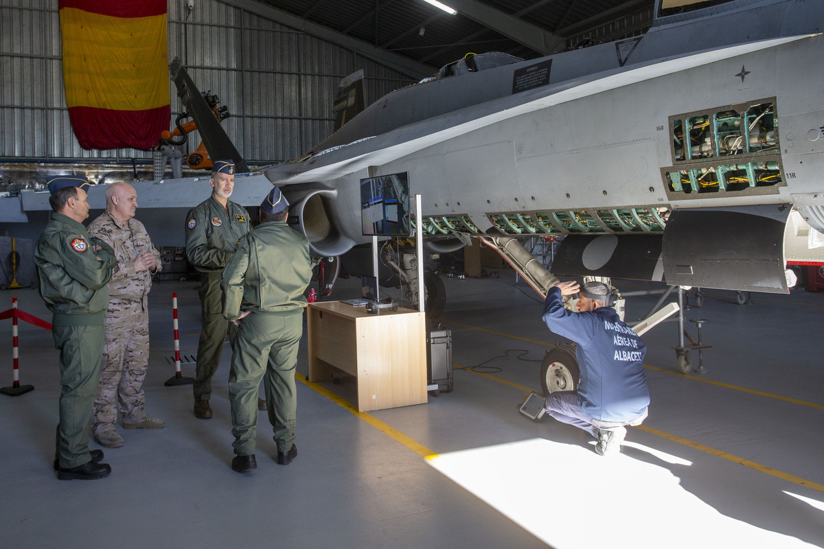 El Rey está ya en la Base Aérea de Albacete  / JOSÉ MIGUEL ESPARCIA