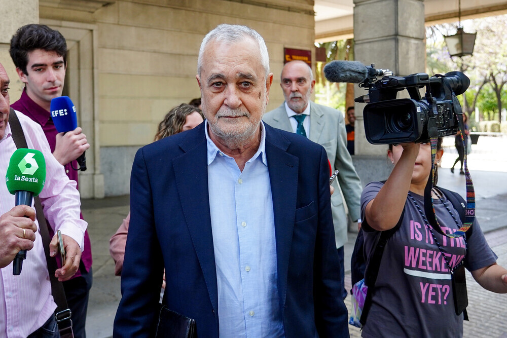 El expresidente de la Junta de Andalucía, José Antonio Griñán saliendo de  los juzgados, a 18 de mayo de 2023, en Sevilla.