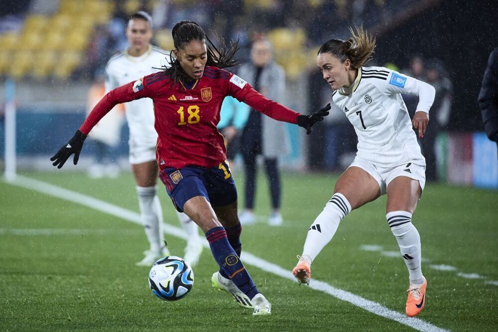 España atropella a una vulnerable Costa Rica en su debut