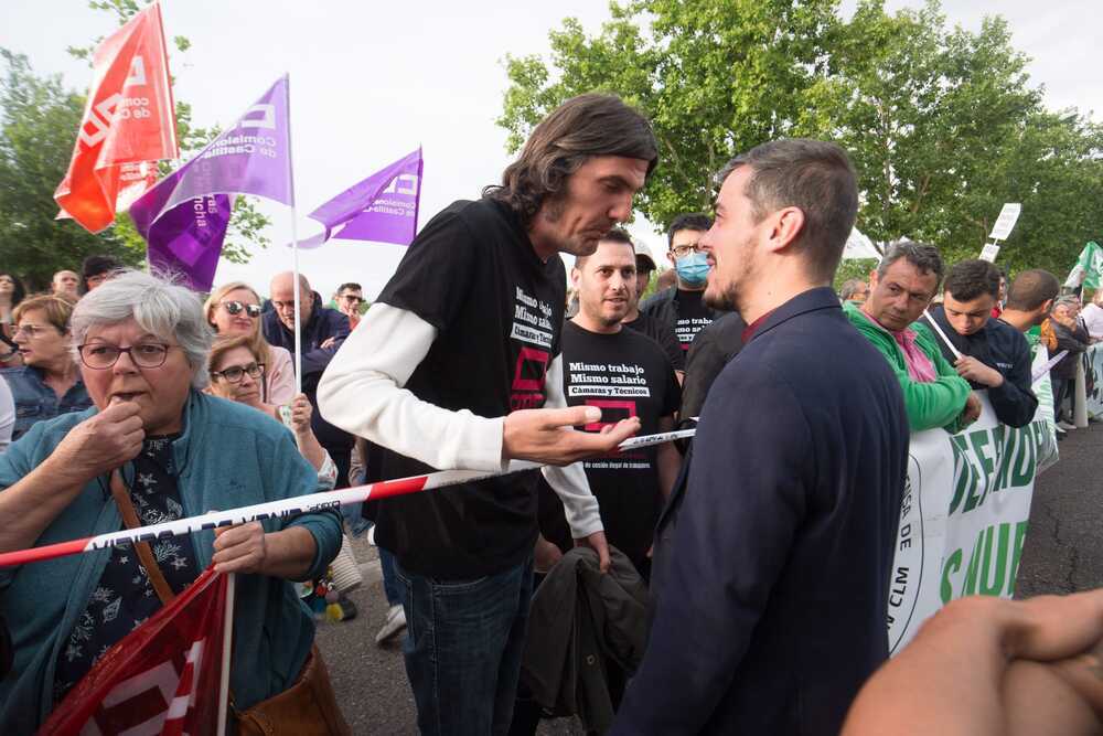 El candidato de Unidas Podemos a la Junta, José Luis García Gascón, también se paró para escuchar las demandas de los colectivos que se manifestaban ante la sede del ente público.