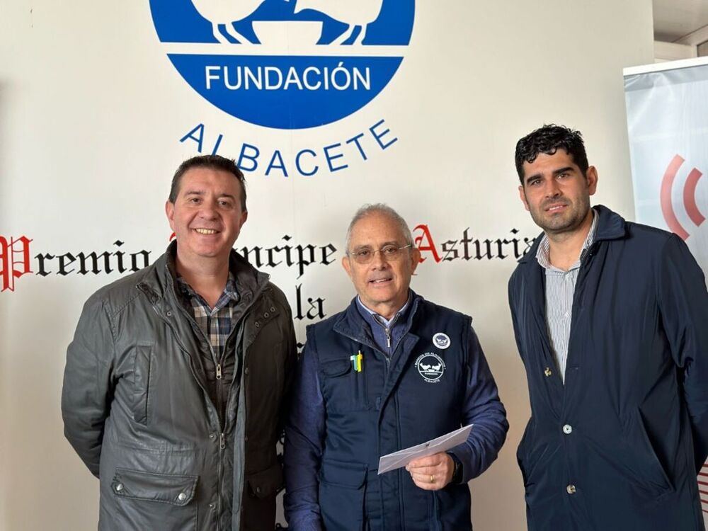 El presidente Santiago Cabañero, junto al diputado José González y el presidente del Banco de Alimentos, José Luis Morcillo. 