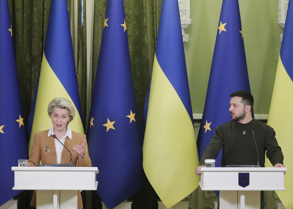 El presidente de Ucrania, Volodímir Zelenski (dcha), y la presidenta de la Comisión Europea, Úrsula Von der Leyen (izq), se dirigen a una conferencia de prensa conjunta en Kiev, Ucrania.
