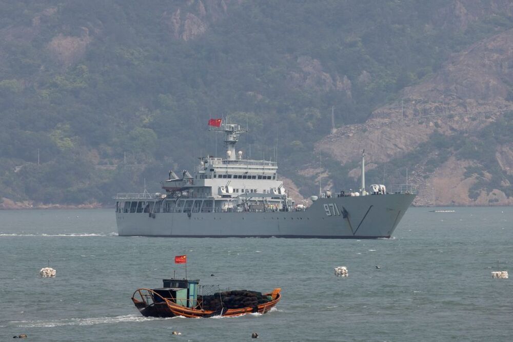 Un buque de guerra chino navega durante un simulacro militar cerca de Fuzhou, provincia de Fujian, cerca de las islas Matsu controladas por Taiwán.