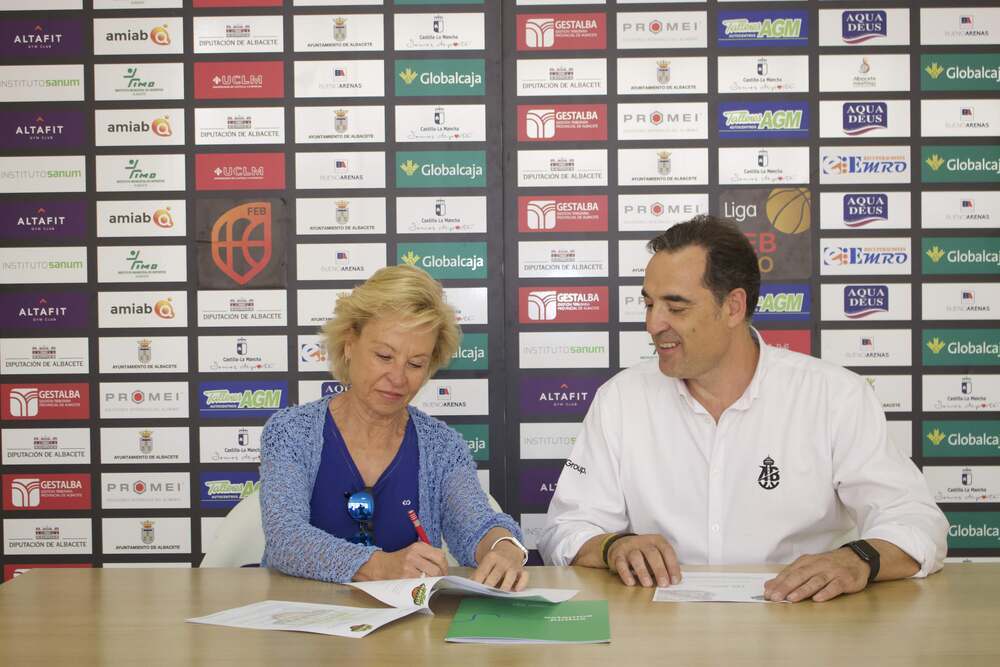 Firma del acuerdo entre María Victoria Fernández y Jacinto Navarro.