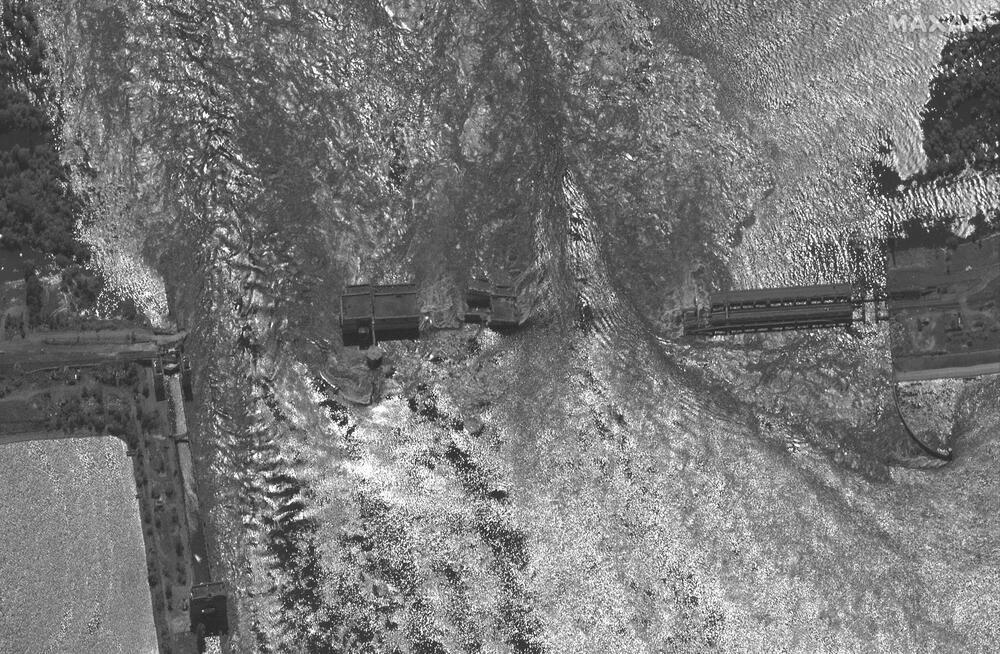 Una imagen de satélite proporcionada por Maxar Technologies muestra una vista de la represa y la planta hidroeléctrica Nova Kakhovka destruidas en la región de Jersón, en el sur de Ucrania, el 6 de junio de 2023.