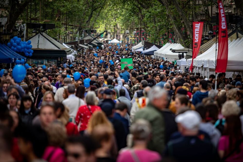 Numerosas personas se han acercado a los puestos de libros durante la celebración del Día Internacional del Libro , a 23 de abril de 2023, en Barcelona, Cataluña, (España). Barcelona acoge como cada año en la festividad de Sant Jordi a centenares de e  / KIKE RINCON