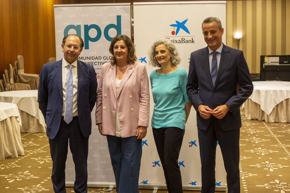 El presidente de APD, Nicolás Rodríguez, la consejera de Economía Patricia Franco, la economista de CaixaBank Research Rita Sánchez y el director territorial de CaixaBank en Castilla-La Mancha y Extremadura, Juan Luis Vidal