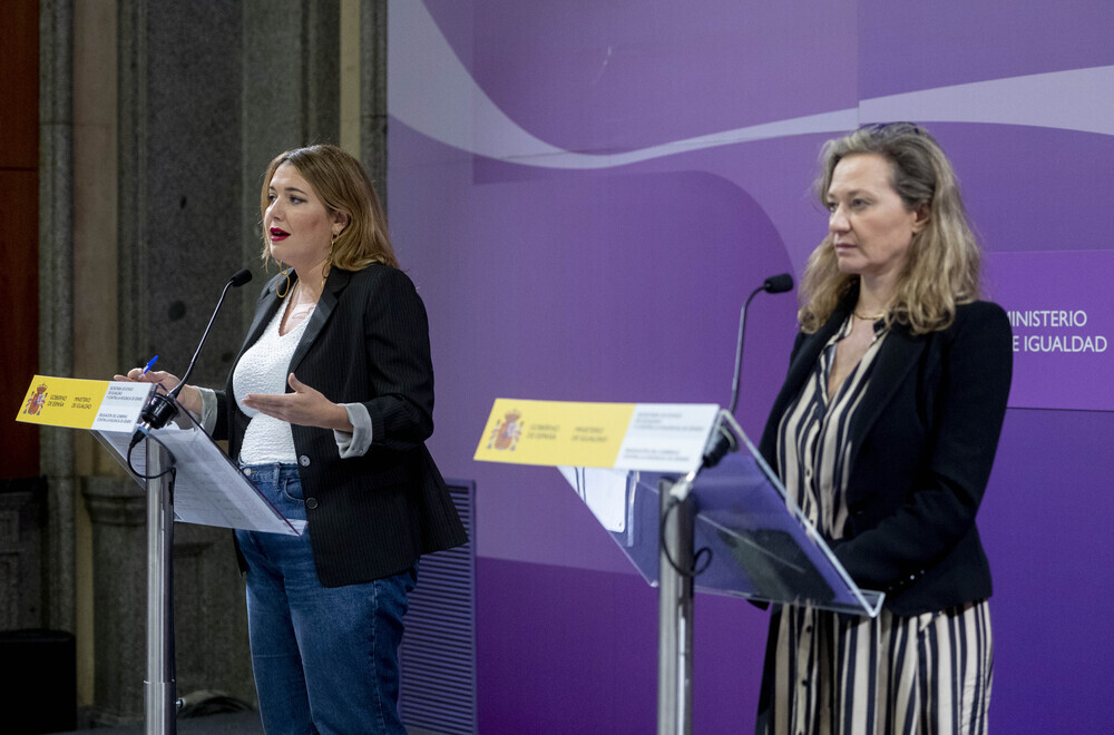 La secretaria de Estado de Igualdad Ángela Rodríguez 'Pam' (i) y la delegada del Gobierno contra la Violencia de Género, Victoria Rosell (d), durante una rueda de prensa.