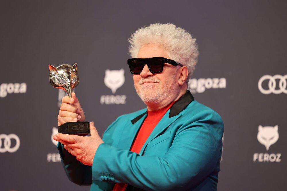 El director de cine Pedro Almodóvar posa en el photocall tras recibir el  Premio Feroz Audi de Honor 2023