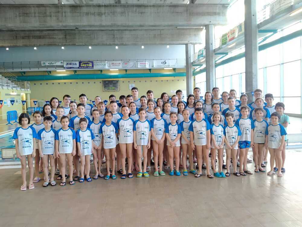 Los jóvenes nadadores del Club Natación Almansa.