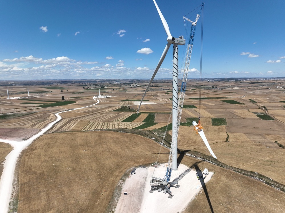 Iberdrola instala el primer gigante del parque eólico de Burgos
