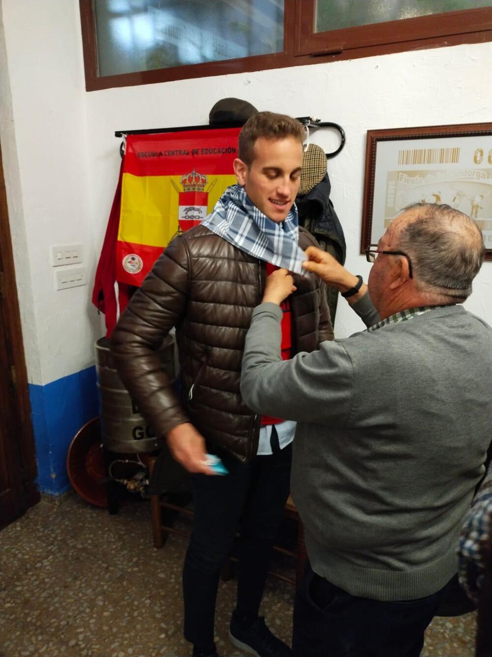 Javier Alberola, recibiendo la estatuilla y el pañuelo de la Hermandad del Pandorgo (Ciudad Real), en 2022. 