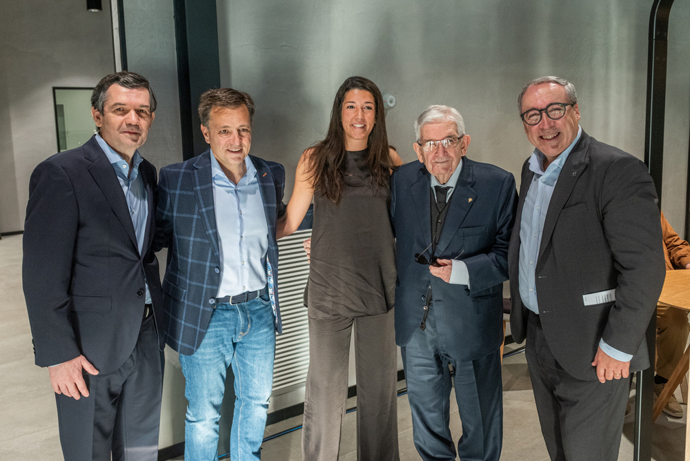 Manuel Serrano, junto a los miembros de la familia Torrecillas y el director general de SEAT y Cupra. 