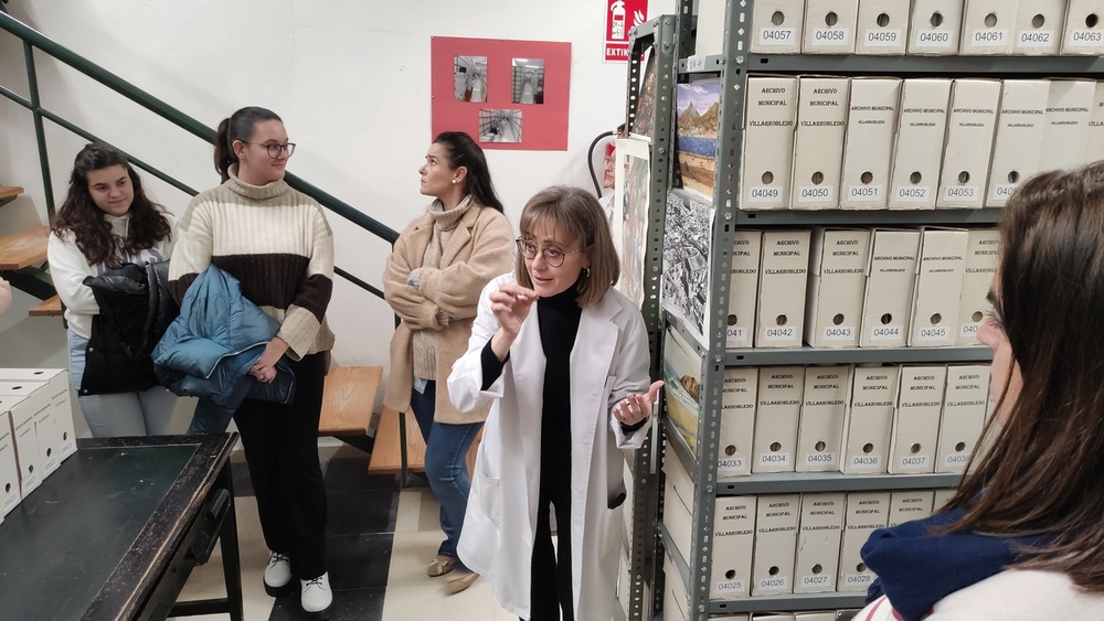Los estudiantes visitan el archivo municipal de Villarrobledo